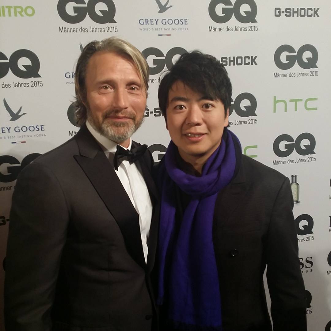 Mads Mikkelsen at the GQ Men of the Year press wall